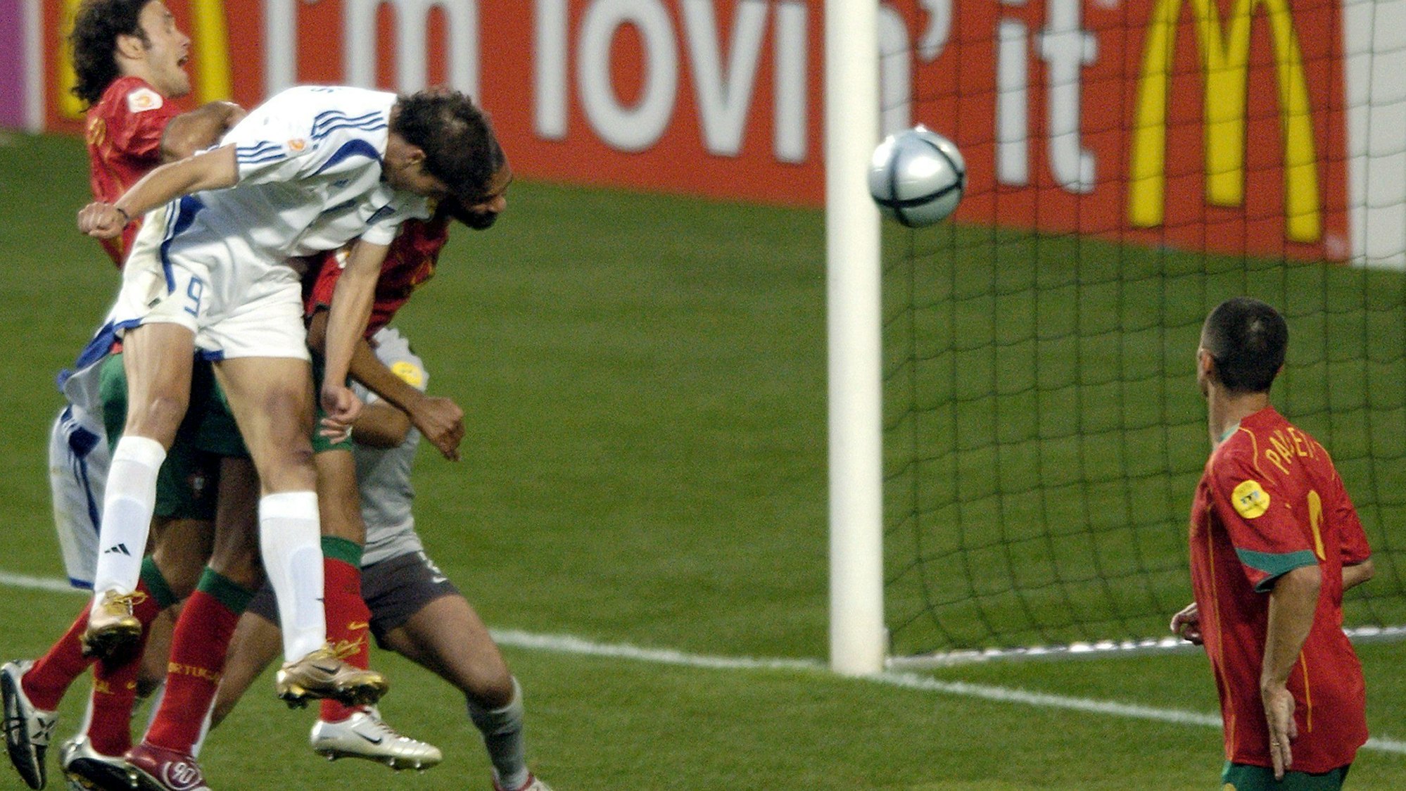 Der Grieche Angelos Charisteas (9) erzielt den Führungstreffer zum 1:0.