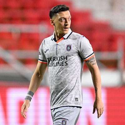 Schnürte zuletzt für den Istanbuler Klub Başakşehir seine Fußballschuhe, eher er mit dem Fitness-Sport begann: Mesut Özil.