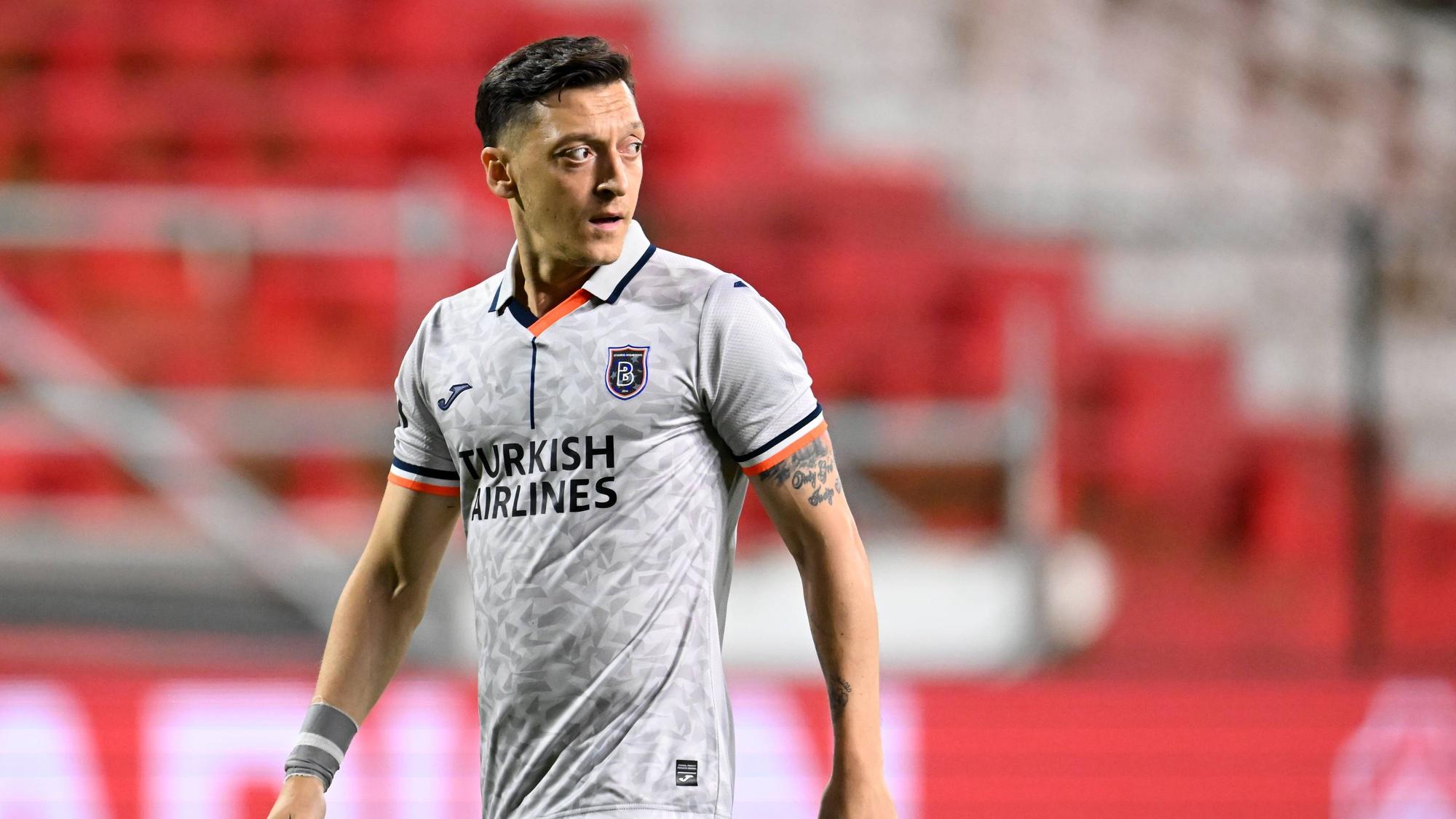 Schnürte zuletzt für den Istanbuler Klub Başakşehir seine Fußballschuhe, eher er mit dem Fitness-Sport begann: Mesut Özil.