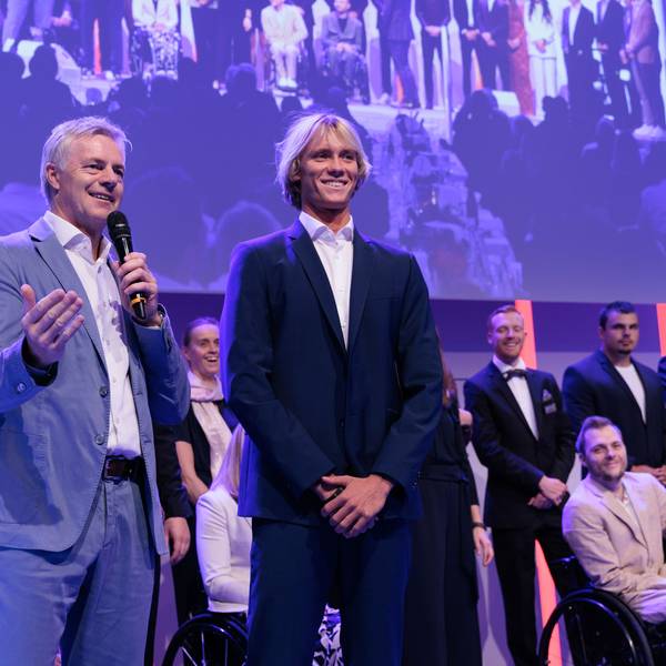 Moderator Tom Bartels im Bühnen-Gespräch mit Surfer Tim Elter