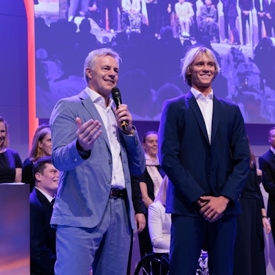 Moderator Tom Bartels im Bühnen-Gespräch mit Surfer Tim Elter