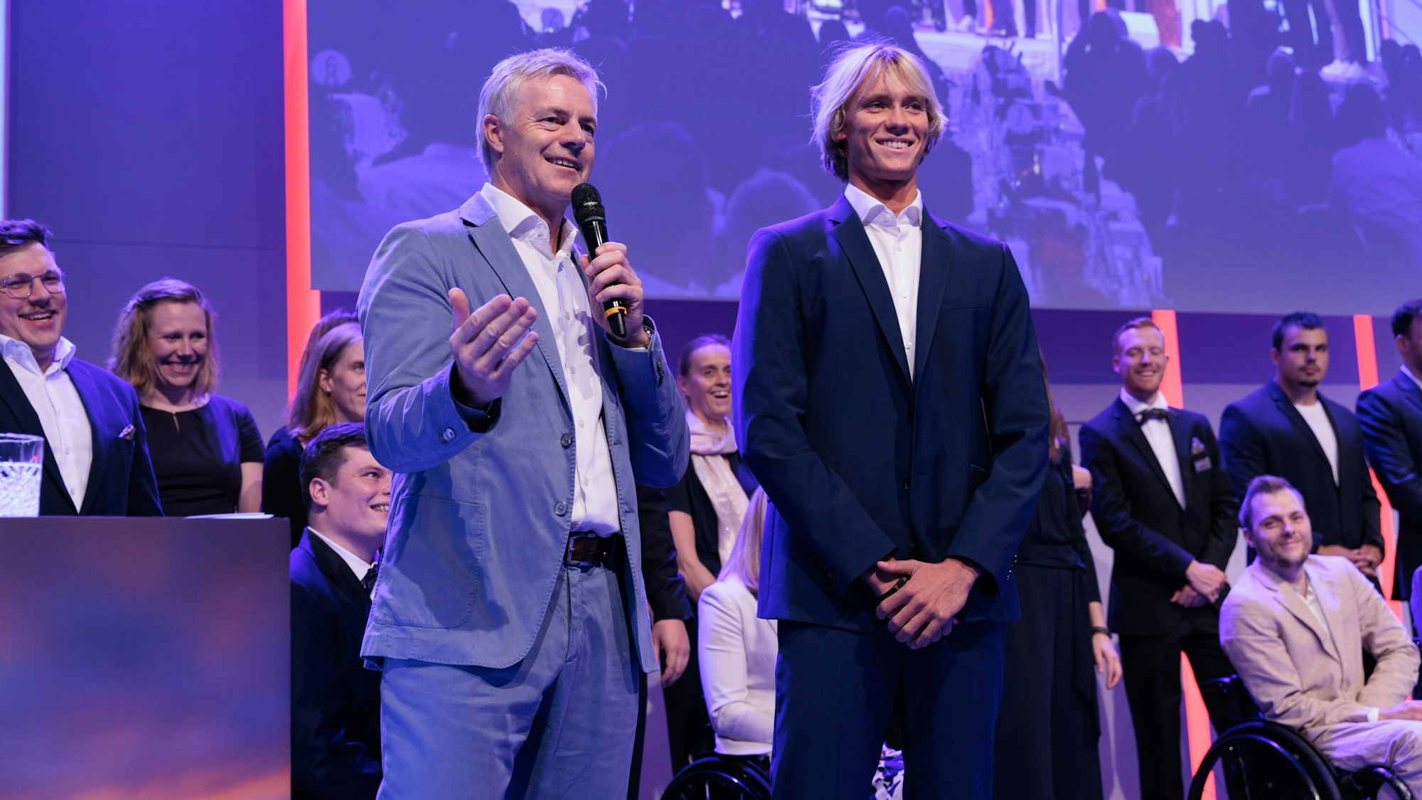 Moderator Tom Bartels im Bühnen-Gespräch mit Surfer Tim Elter