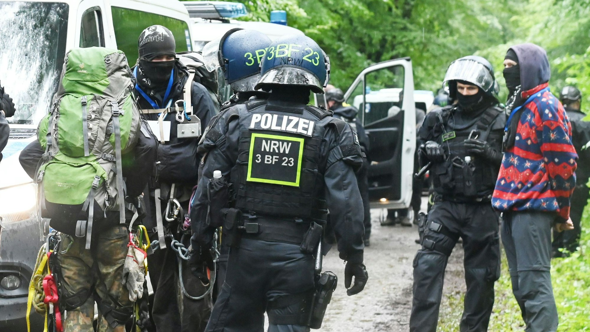 Polizisten haben 23 Baumschützern einen Platzverweis erteilt.
