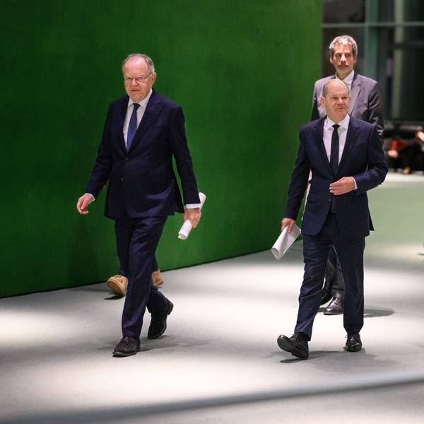 Bundeskanzler Olaf Scholz (M, SPD) mit Boris Rhein (r, CDU), Ministerpräsident von Hessen, und Stephan Weil (l, SPD), Regierungschef von Niedersachsen vor einer Pressekonferenz nach dem Bund-Länder-Gipfel am 6./7. November 2023 im Bundeskanzleramt. (Archivbild)