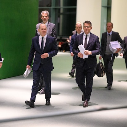 Bundeskanzler Olaf Scholz (M, SPD) mit Boris Rhein (r, CDU), Ministerpräsident von Hessen, und Stephan Weil (l, SPD), Regierungschef von Niedersachsen vor einer Pressekonferenz nach dem Bund-Länder-Gipfel am 6./7. November 2023 im Bundeskanzleramt. (Archivbild)