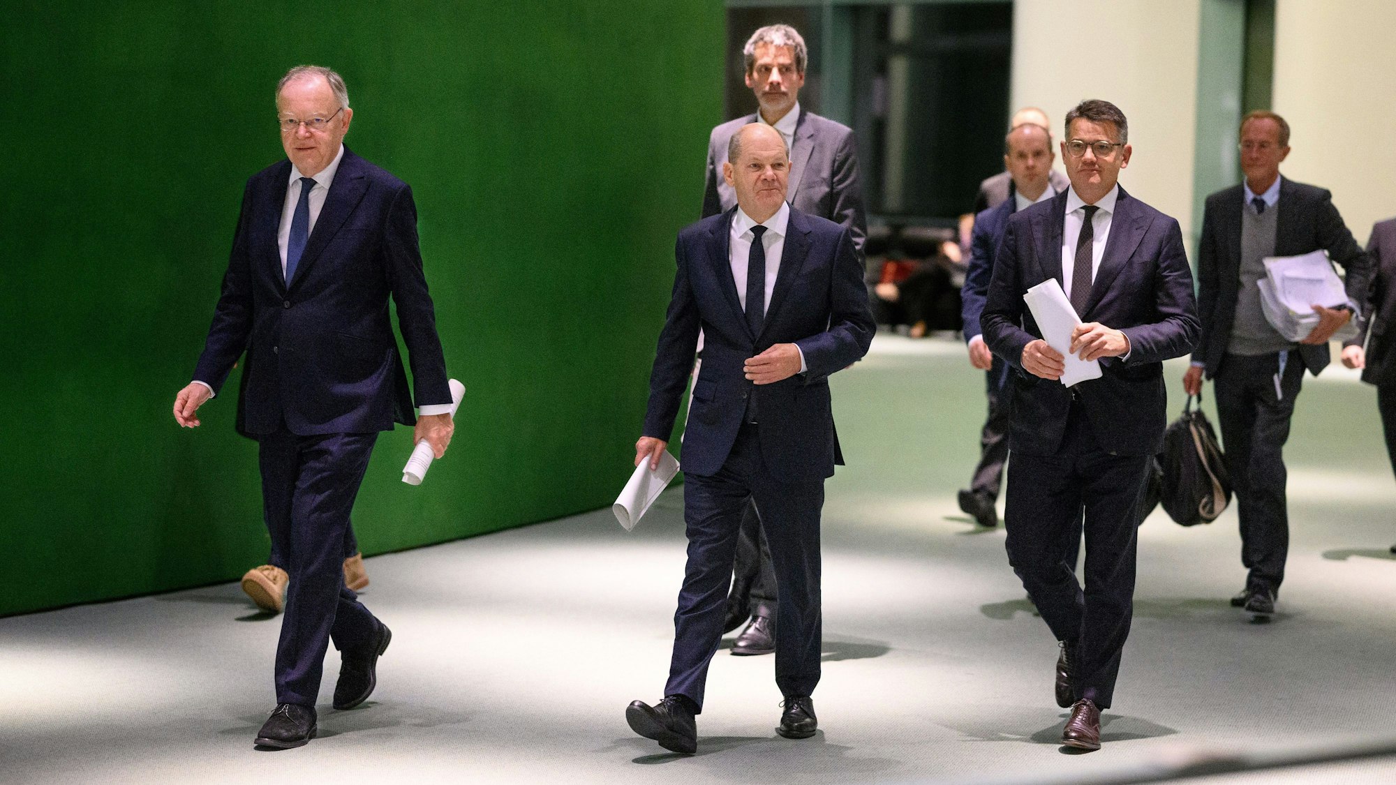 Bundeskanzler Olaf Scholz (M, SPD) mit Boris Rhein (r, CDU), Ministerpräsident von Hessen, und Stephan Weil (l, SPD), Regierungschef von Niedersachsen vor einer Pressekonferenz nach dem Bund-Länder-Gipfel am 6./7. November 2023 im Bundeskanzleramt. (Archivbild)