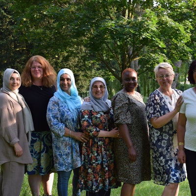 Auf dem Foto: Fatma Izci (Stadtteilmutter), Nadja Oertel (Prokuristin der CSH und Leiterin des Fachbereichs Kinder, Jugend und Familie), Ismet Aktas, Yasemin Altinok, Mireille Totokolo (Stadtteilmütter), Gisela Emons (Projektleitung), Touran Malaie