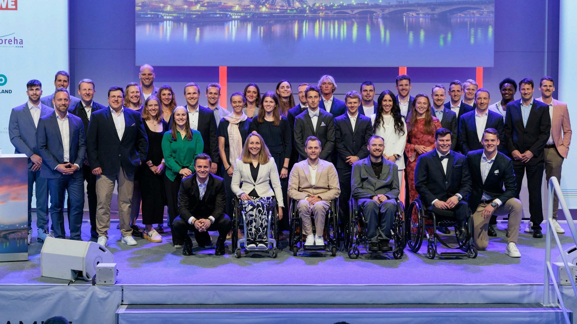 Die olympische und paralympische Sportler-Delegation aus dem Rheinland beim Gruppenfoto