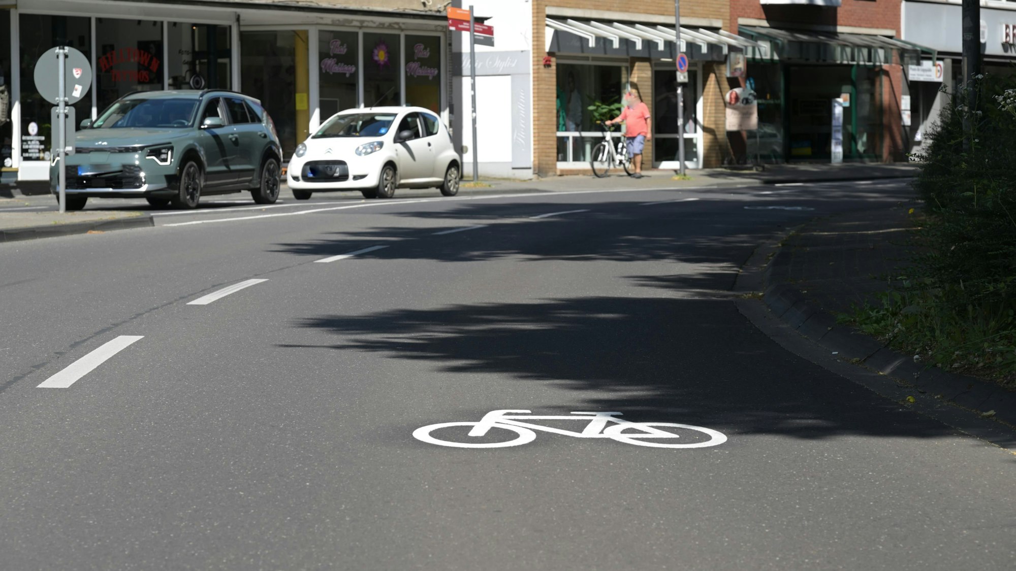Pictogramme Busspur Fahrbahn Umweltspur vor der Gnadenkirche