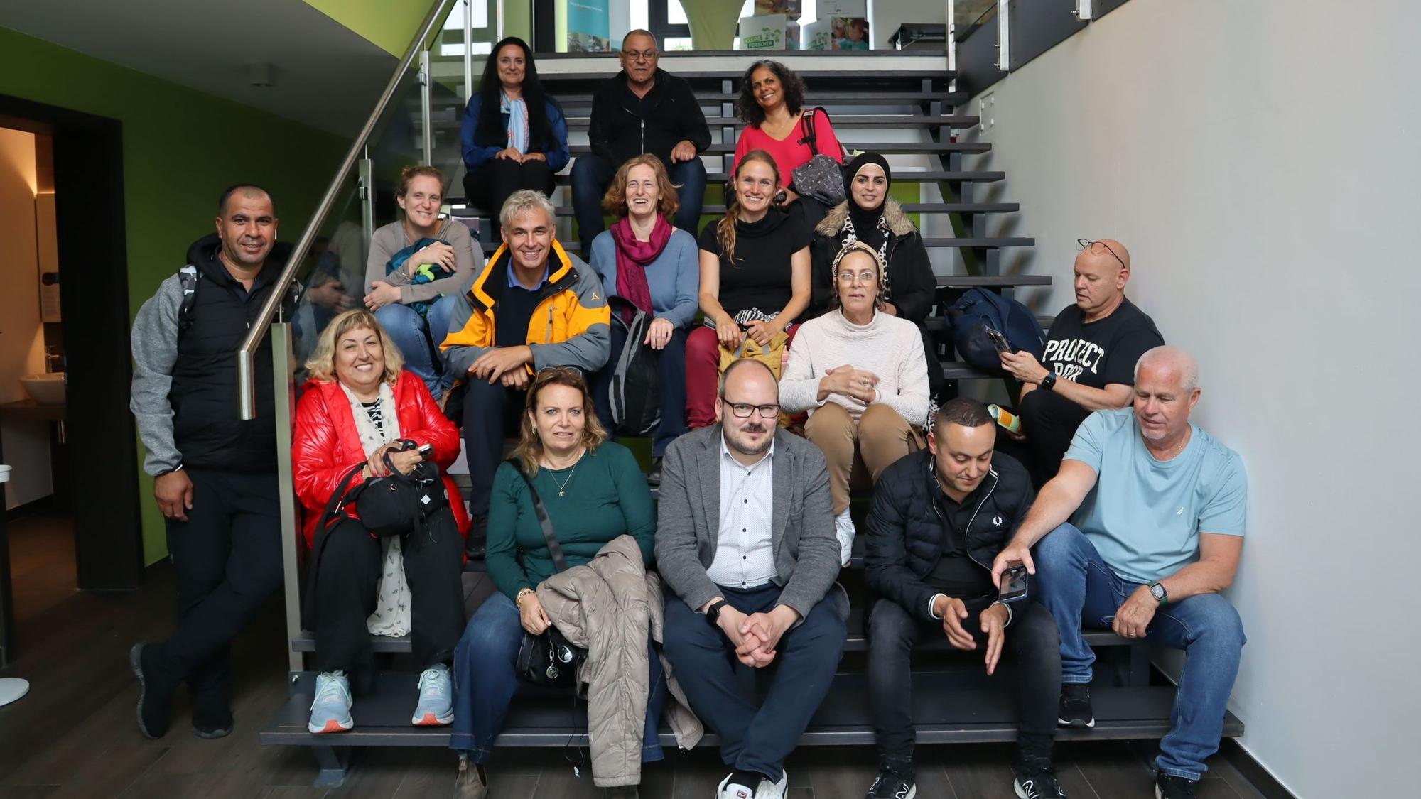 Gruppenfoto: Die Delegation aus Israel beim Besuch auf Metabolon.