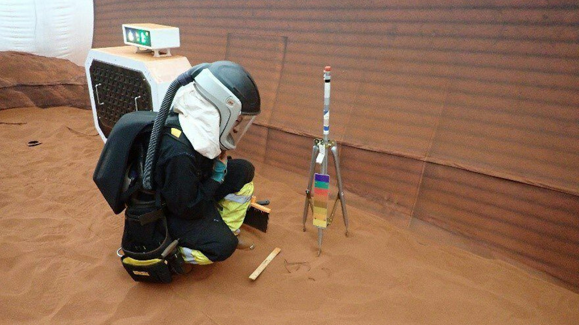 Ein CHAPEA-Besatzungsmitglied nimmt an einem simulierten ‚Marswalk‘ im Inneren der 1.200 Quadratmeter großen Anlage teil.