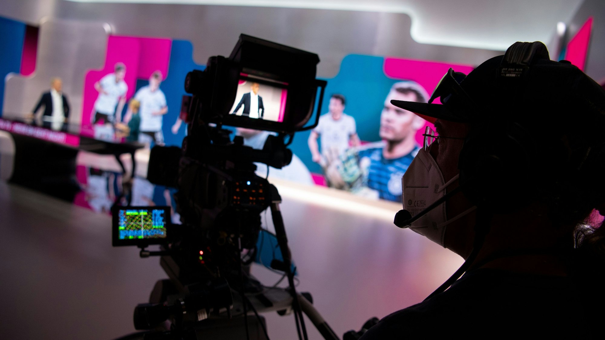 Ein Kameramann filmt bei der Vorstellung des EM-Studios von Telekom / MagentaTV.