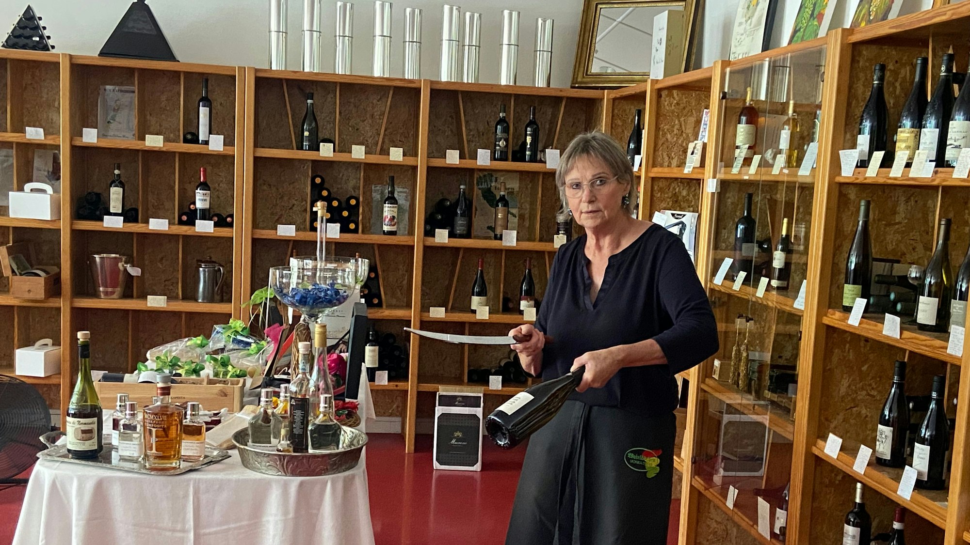 Weinhändlerin Monika Drews in ihrem Laden