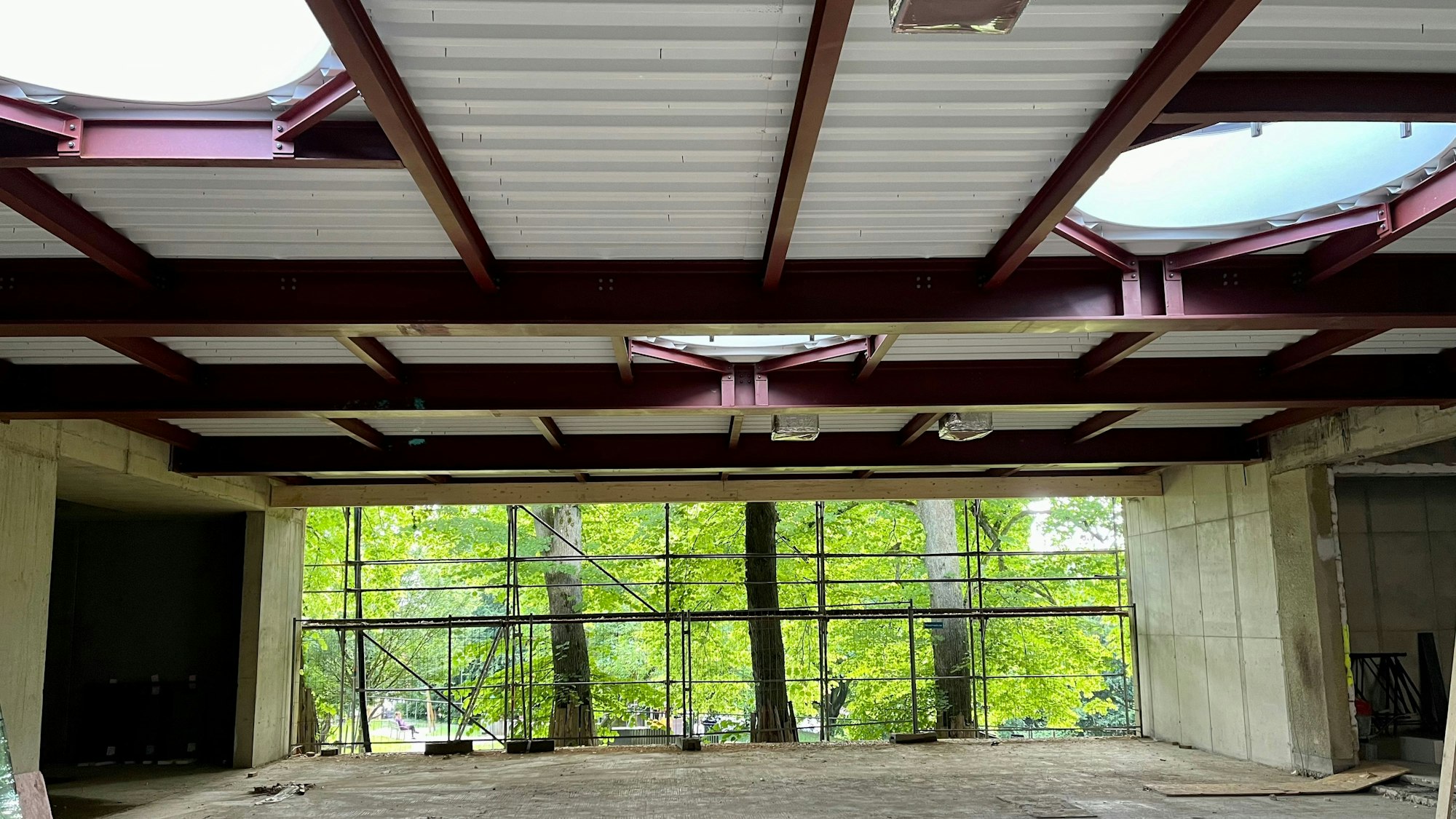 Blick aus der Foyer-Baustelle im „Haus der Kulturen“ in den Luchtenberg-Richartz-Park