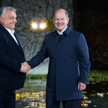 Bundeskanzler Olaf Scholz (SPD) begrüßt Viktor Orban, Ministerpräsident von Ungarn, vor dem Bundeskanzleramt zu einem Treffen.