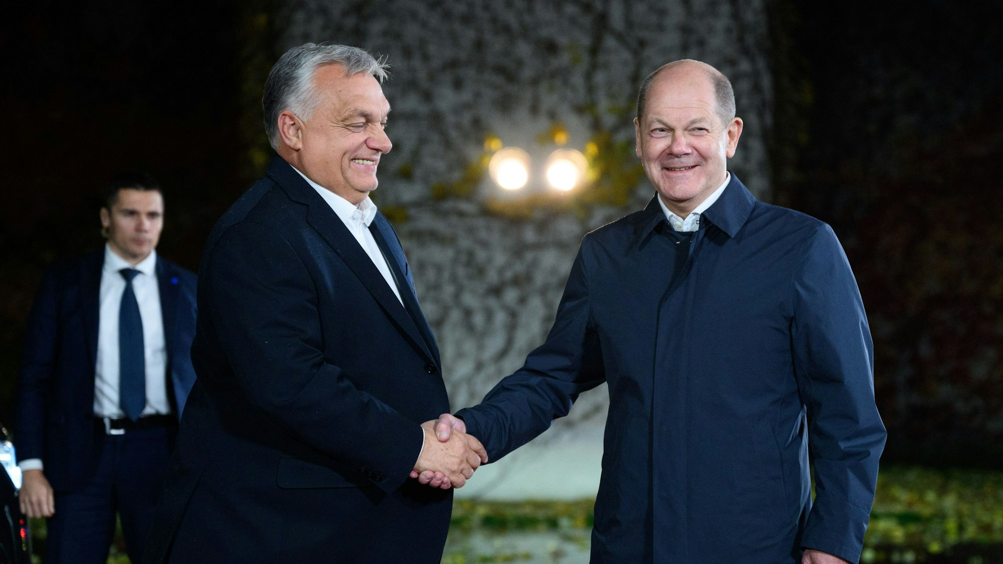 Bundeskanzler Olaf Scholz (SPD) begrüßt Viktor Orban, Ministerpräsident von Ungarn, vor dem Bundeskanzleramt zu einem Treffen.