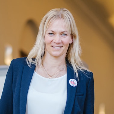 Bibiana Steinhaus-Webb posiert nach einer Pressekonferenz zur Gründung des Landes Niedersachsen vor 75 Jahren für ein Portrait.