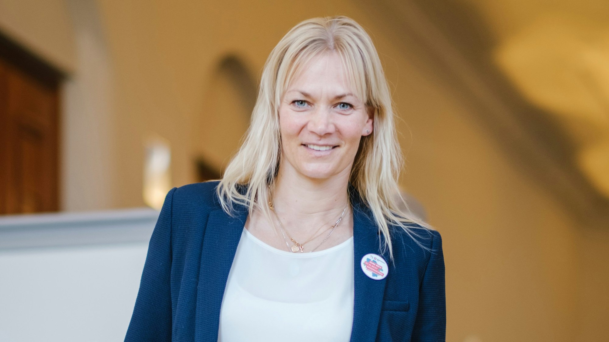 Bibiana Steinhaus-Webb posiert nach einer Pressekonferenz zur Gründung des Landes Niedersachsen vor 75 Jahren für ein Portrait.