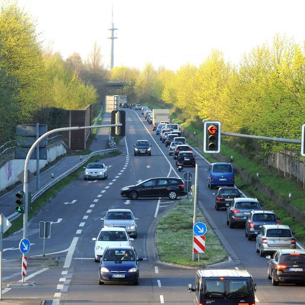Auf der Hardter Straße stehen Autos im Stau.