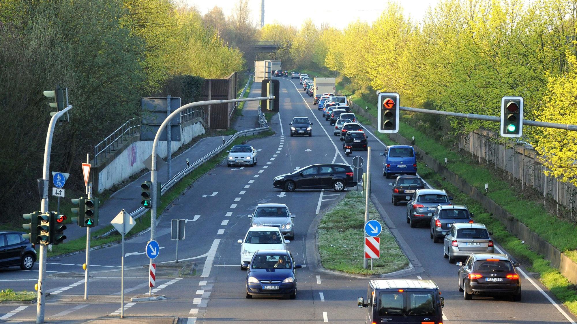 Auf der Hardter Straße stehen Autos im Stau.