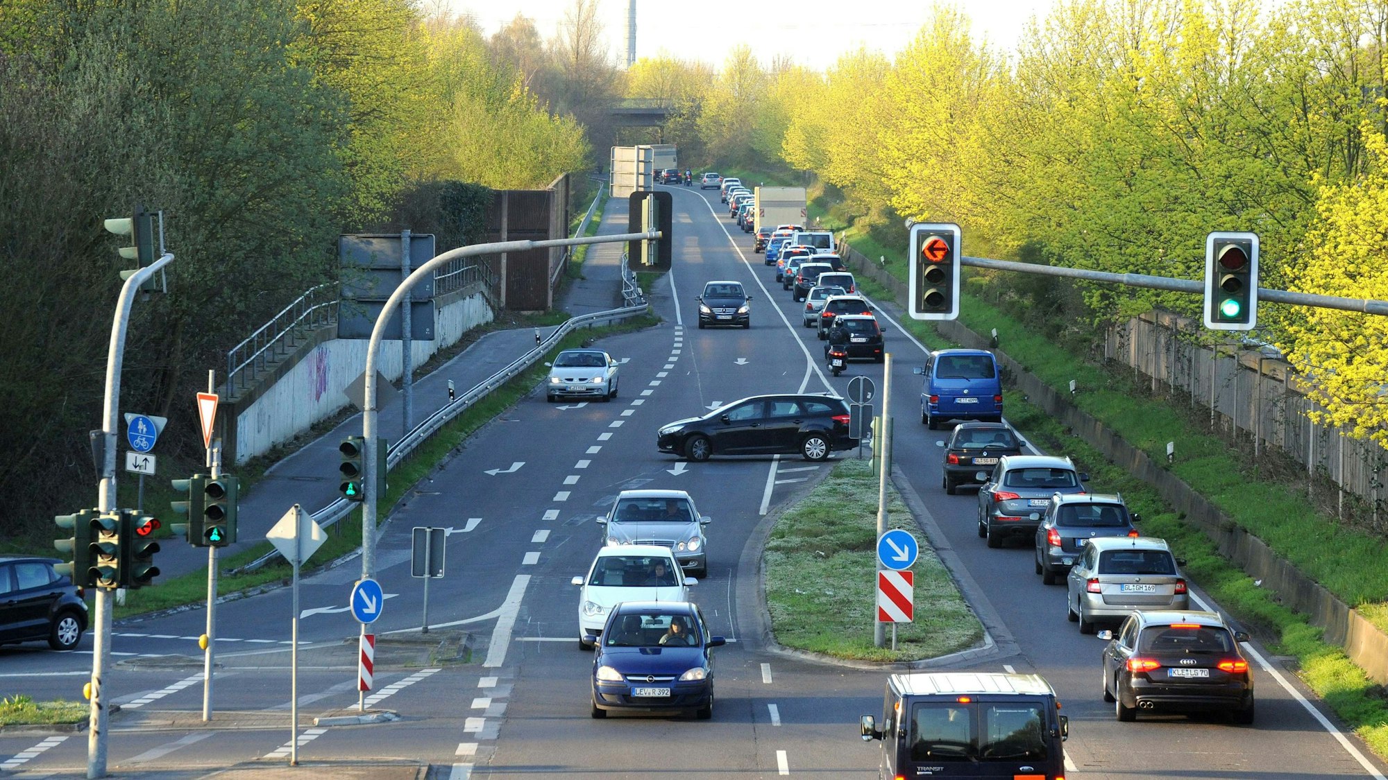 Auf der Hardter Straße stehen Autos im Stau.