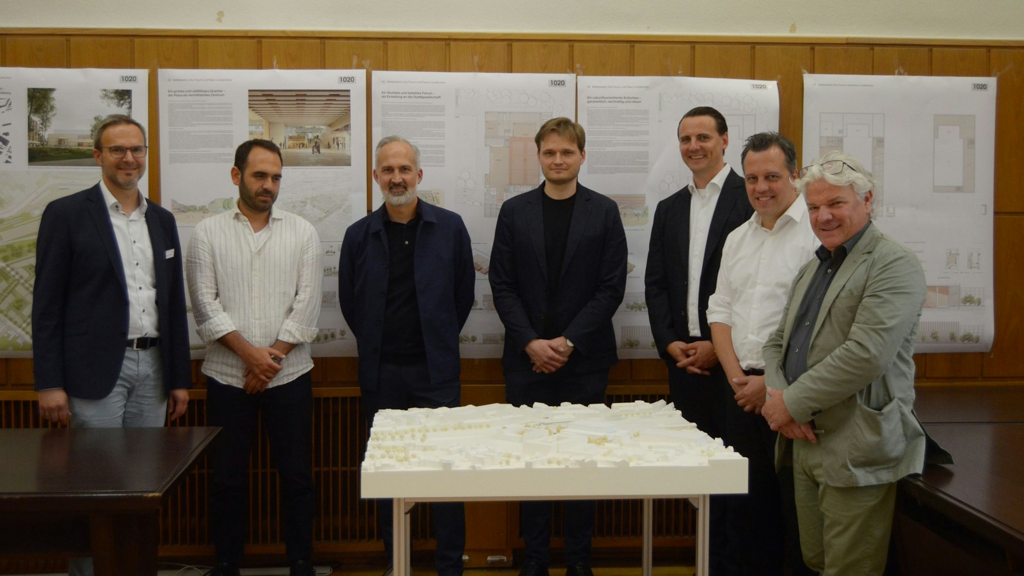 Die Architekten und Vertreter der Stadt Euskirchen stehen vor einem Modell der City Süd.