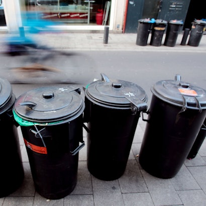 Mülltonnen stehen am Straßenrand in Köln.