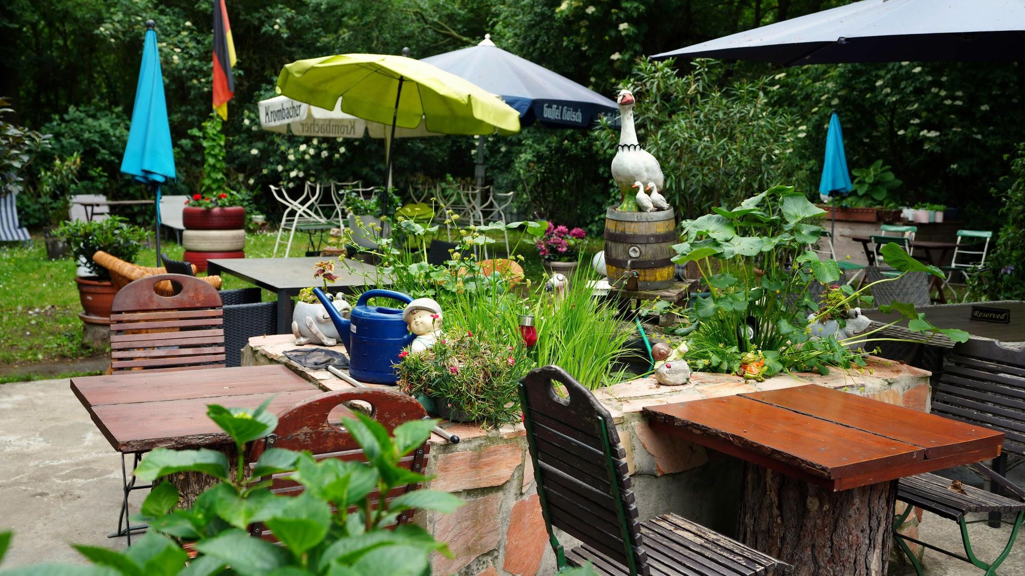 Der Biergarten „Steinbud“ in Höningen bietet viele Plätze im Schatten.