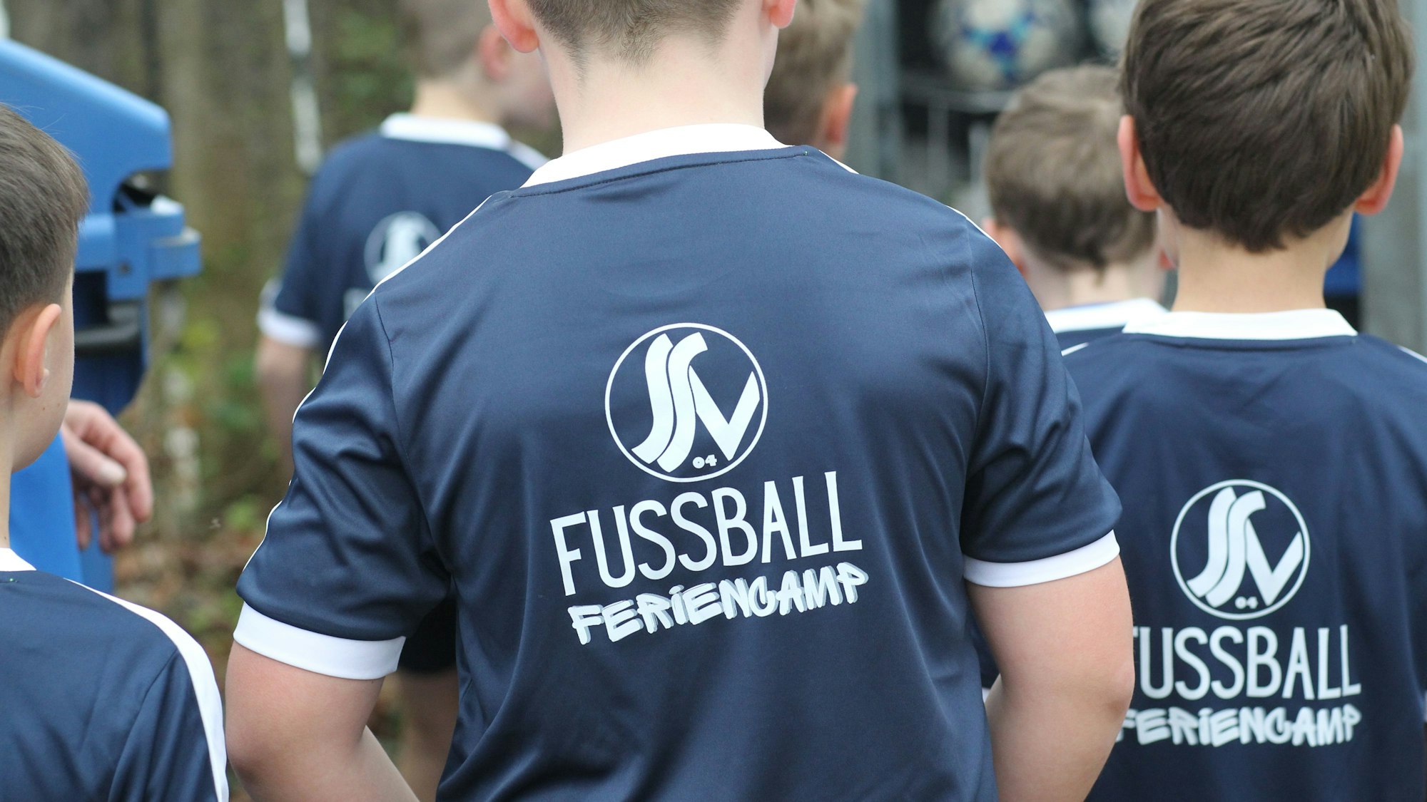 Kinder bei einem Fußballcamp.