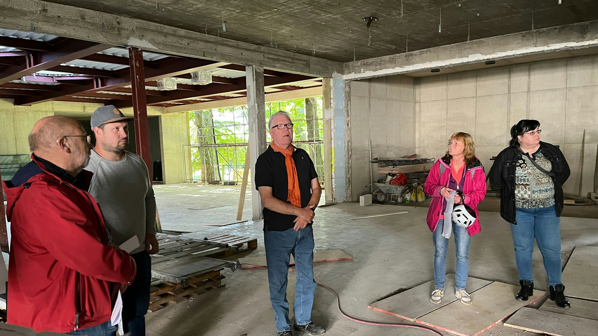 Architekt Wolfgang Krenz mit Burscheider Politikern im werdenden Haus der Kulturen