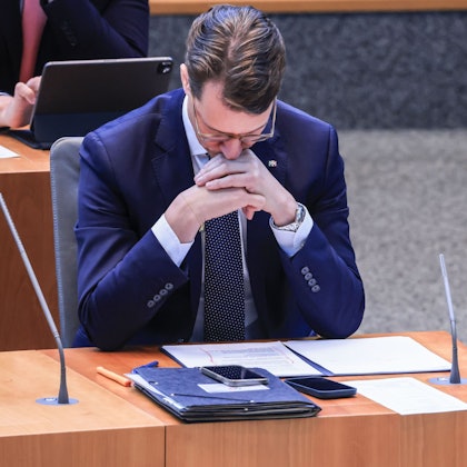 05.07.2024, Nordrhein-Westfalen, Düsseldorf: Hendrik Wüst (CDU), Ministerpräsident von Nordrhein-Westfalen, verfolgt die aktuelle Stunde. Der Landtag debattiert in einer aktuellen Stunde den tödlichen Angriff auf einen 20-Jährigen in Bad Oeynhausen. Foto: Oliver Berg/dpa +++ dpa-Bildfunk +++