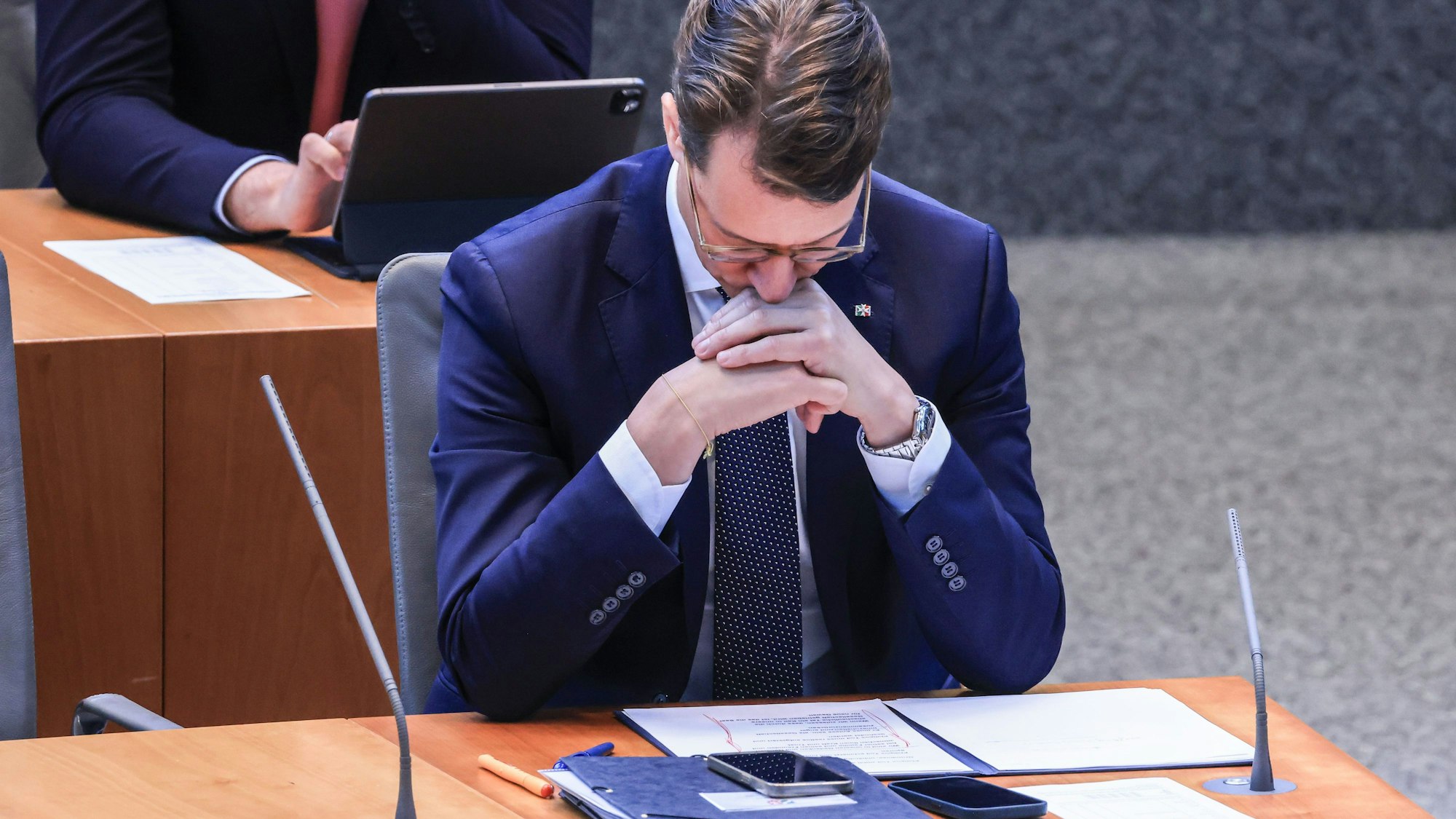 05.07.2024, Nordrhein-Westfalen, Düsseldorf: Hendrik Wüst (CDU), Ministerpräsident von Nordrhein-Westfalen, verfolgt die aktuelle Stunde. Der Landtag debattiert in einer aktuellen Stunde den tödlichen Angriff auf einen 20-Jährigen in Bad Oeynhausen. Foto: Oliver Berg/dpa +++ dpa-Bildfunk +++