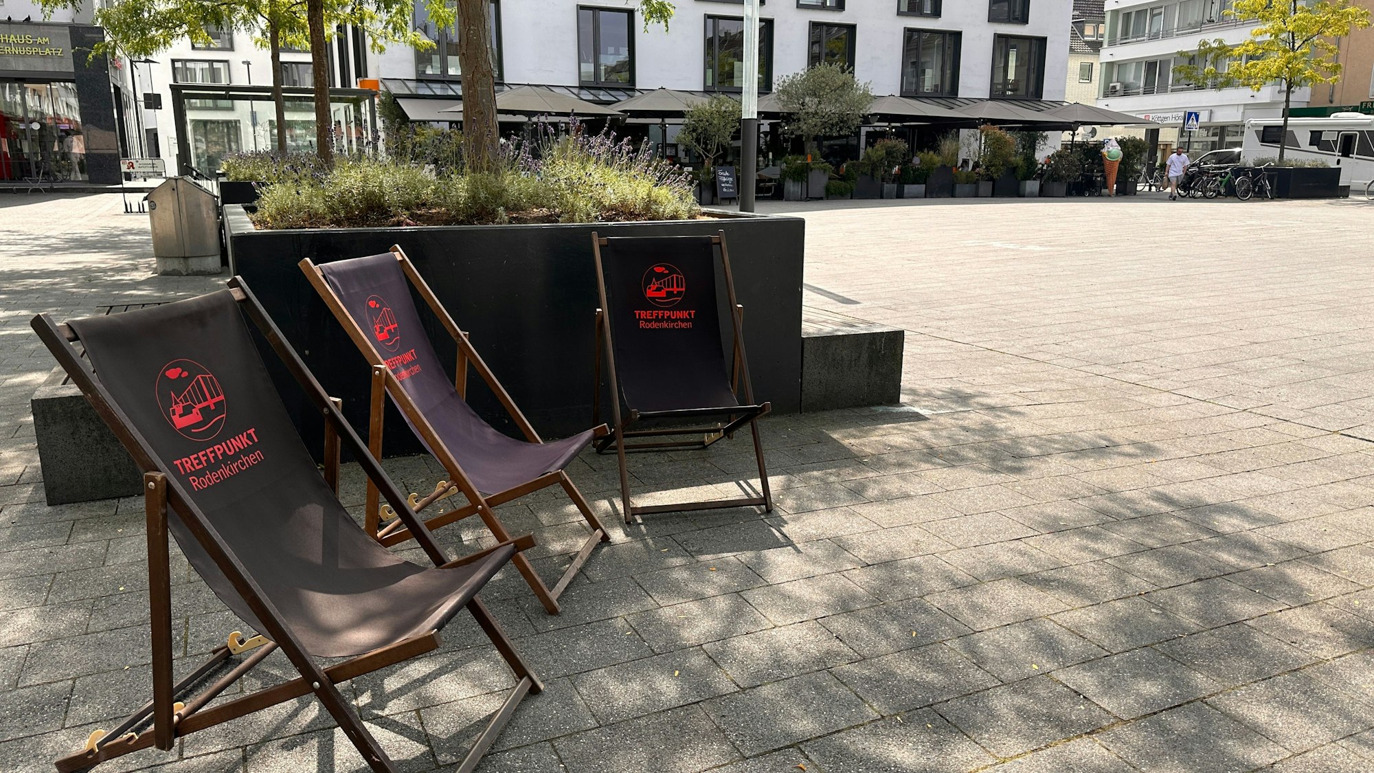 Kostenfrei nutzbare Liegestühle im Schatten auf dem Maternusplatz.