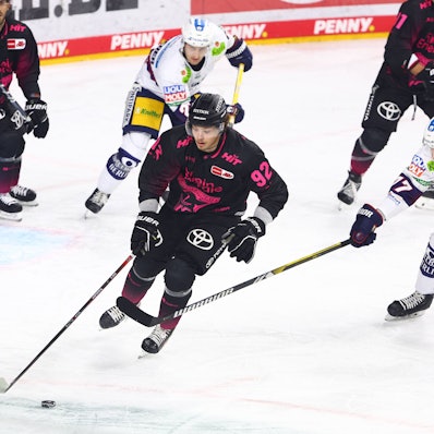 Oktober 2023: Kölns Haakon Hanelt im Laufduell mit Eric Hördler von den Eisbären Berlin.