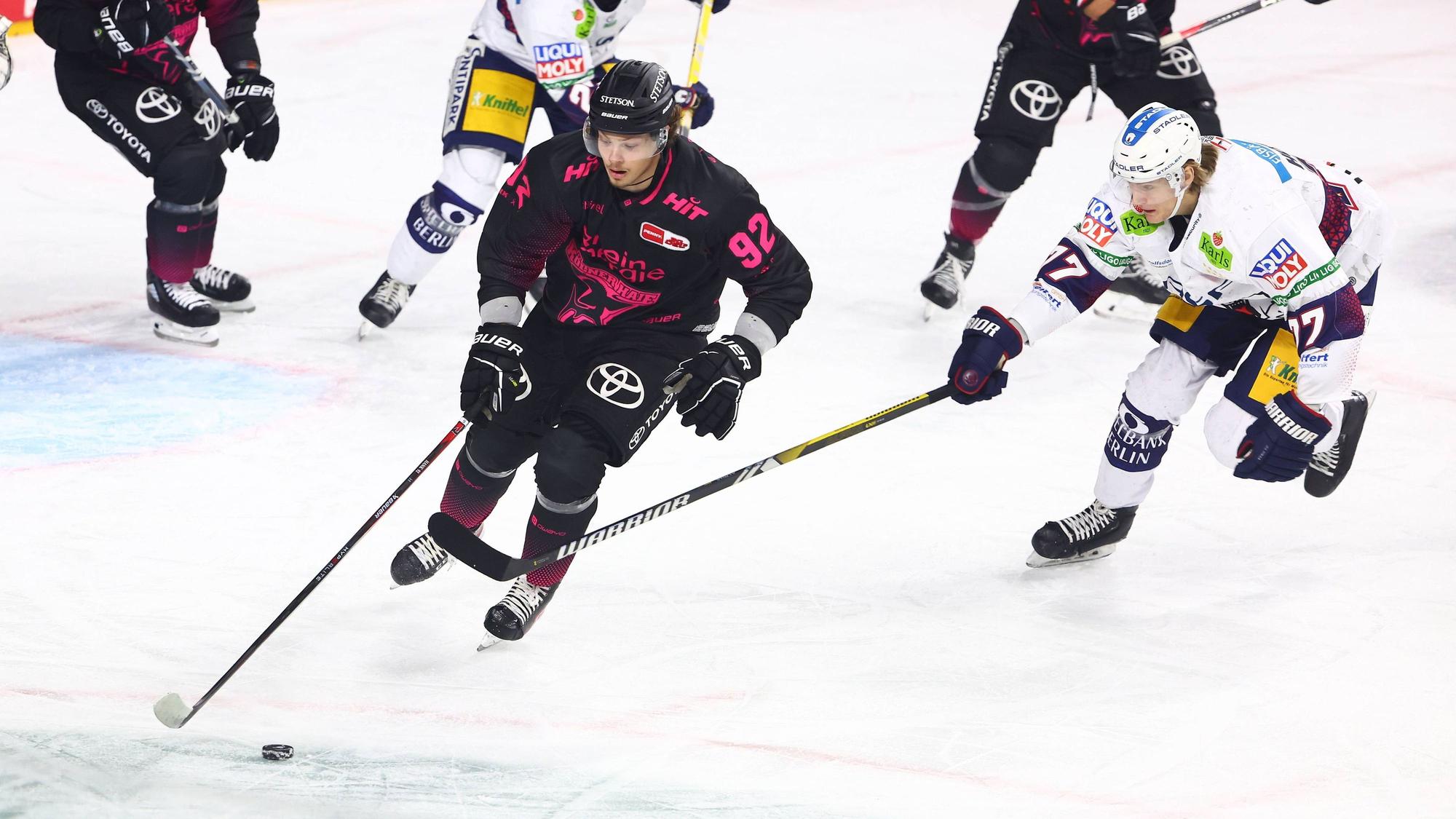 Oktober 2023: Kölns Haakon Hanelt im Laufduell mit Eric Hördler von den Eisbären Berlin.