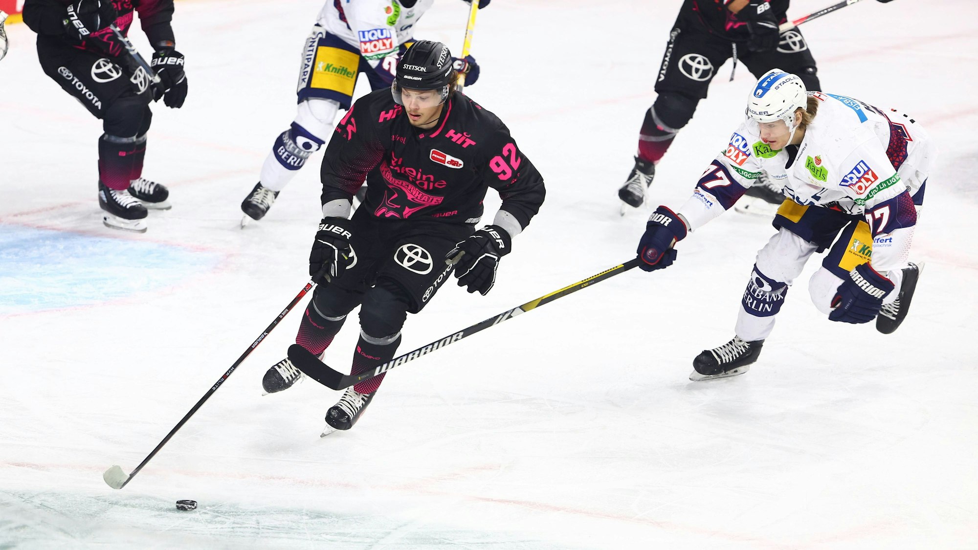 Oktober 2023: Kölns Haakon Hanelt im Laufduell mit Eric Hördler von den Eisbären Berlin.