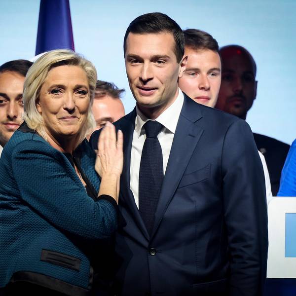 Die Vorsitzende des französischen rechtsnationalen Rassemblement National (RN), Marine Le Pen (l), und Parteichef Jordan Bardella, stehen während einer Wahlkampfveranstaltung zusammen.