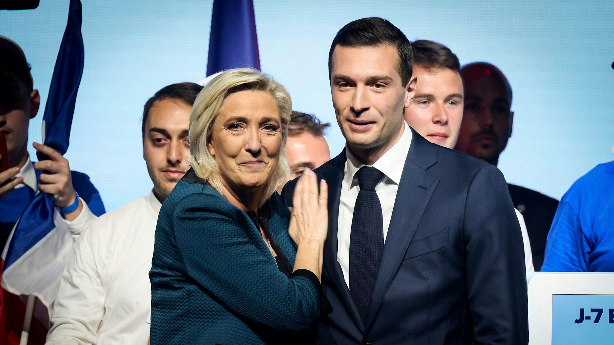 Die Vorsitzende des französischen rechtsnationalen Rassemblement National (RN), Marine Le Pen (l), und Parteichef Jordan Bardella, stehen während einer Wahlkampfveranstaltung zusammen.