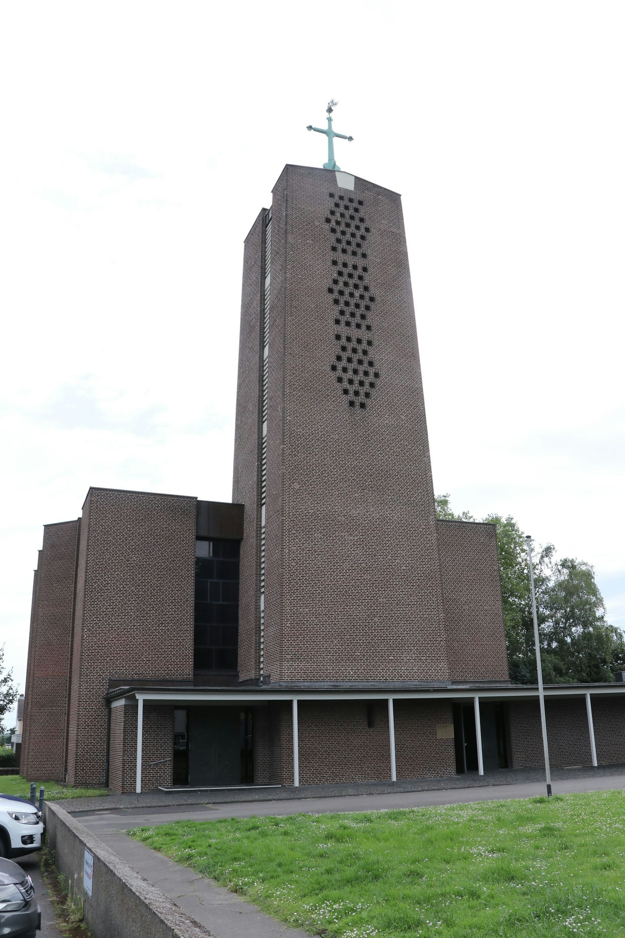 Szenen aus dem Leben Heiligen zeigen die Tore der denkmalgeschützen Kirche St. Ulrich und St. Ägidius