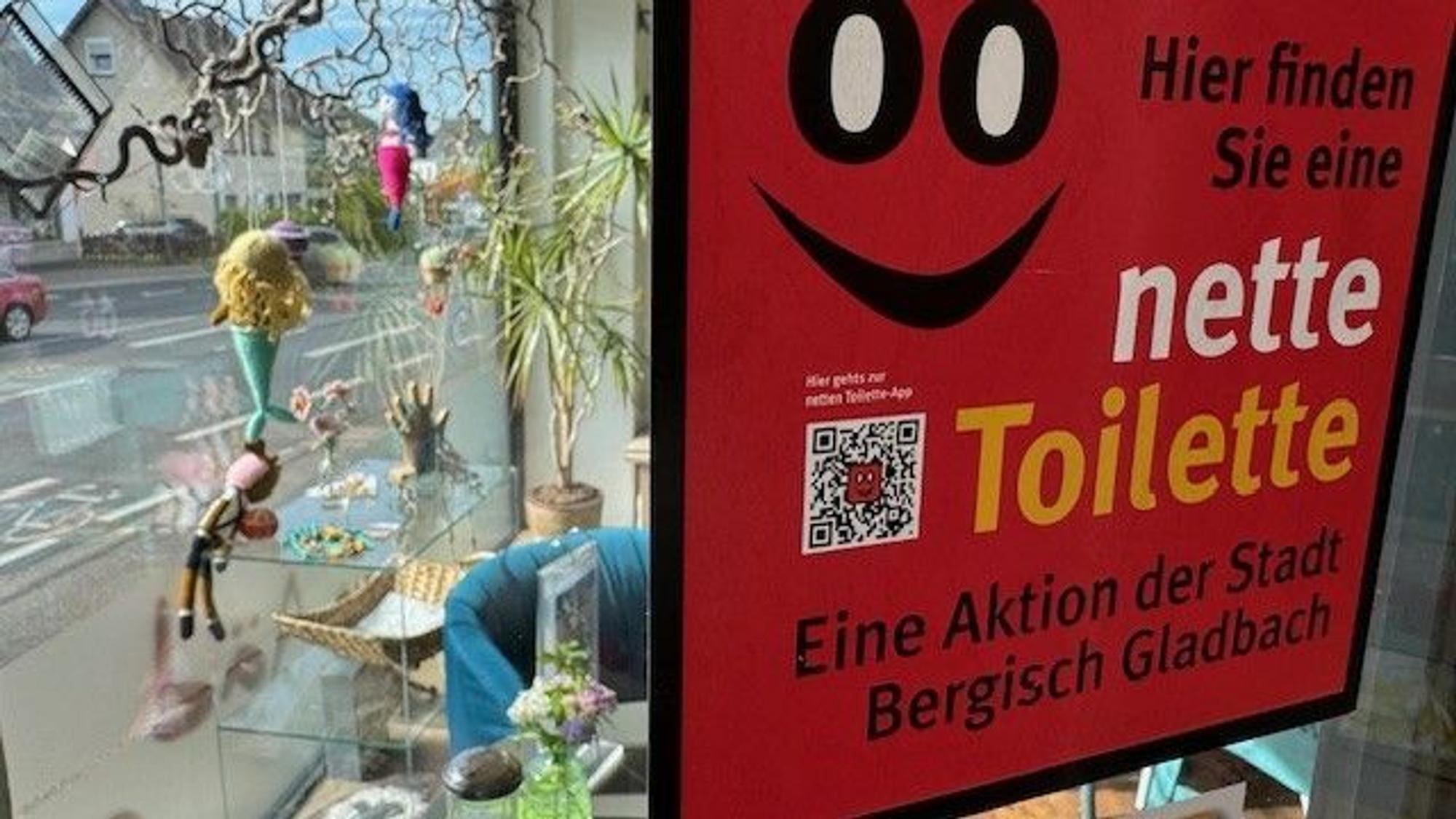 Das Foto zeigt ein Geschäft mit einem Aufkleber Nette Toilette