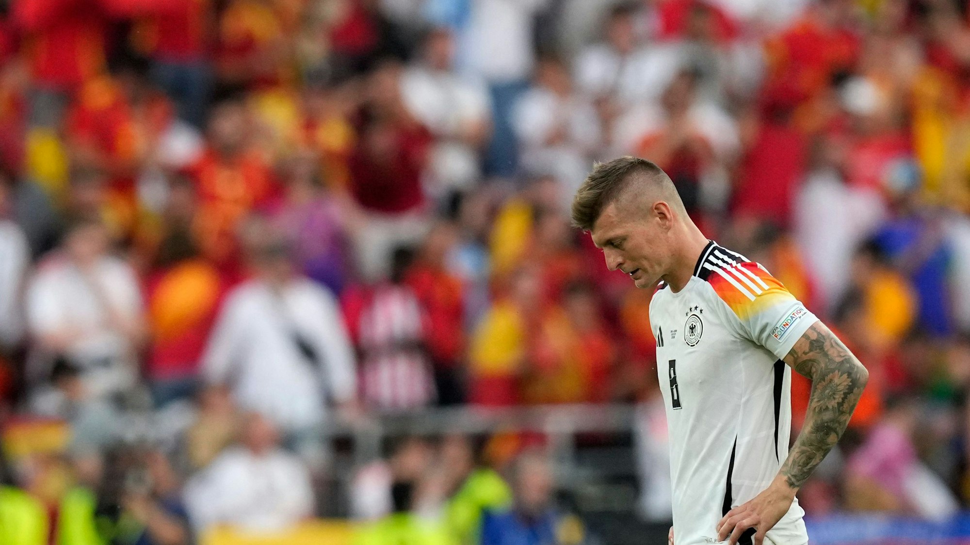 Toni Kroos war nach dem letzten Spiel seiner Karriere sichtlich geknickt.