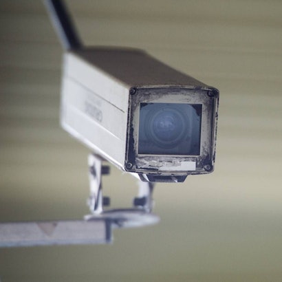 Auf dem Foto ist eine Überwachungskamera zu sehen.