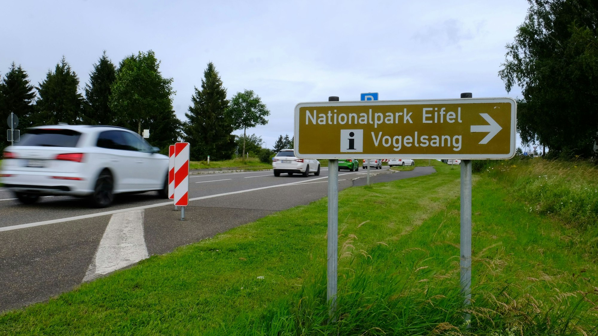 Das Foto zeigt die Zufahrt zum Nationalpark Eifel und zur Burg Vogelsang am  Walberhof an der B266.
