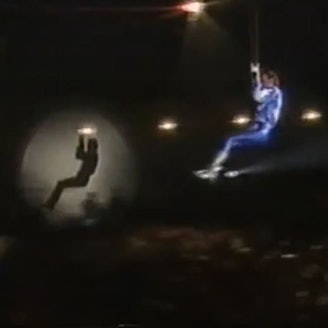 Der Zauberkünstler Lee Pee Ville kommt bei seiner Show im Phantasialand an einer Seilbahn über die Köpfe des Publikums hinweg zurück auf die Bühne geflogen.