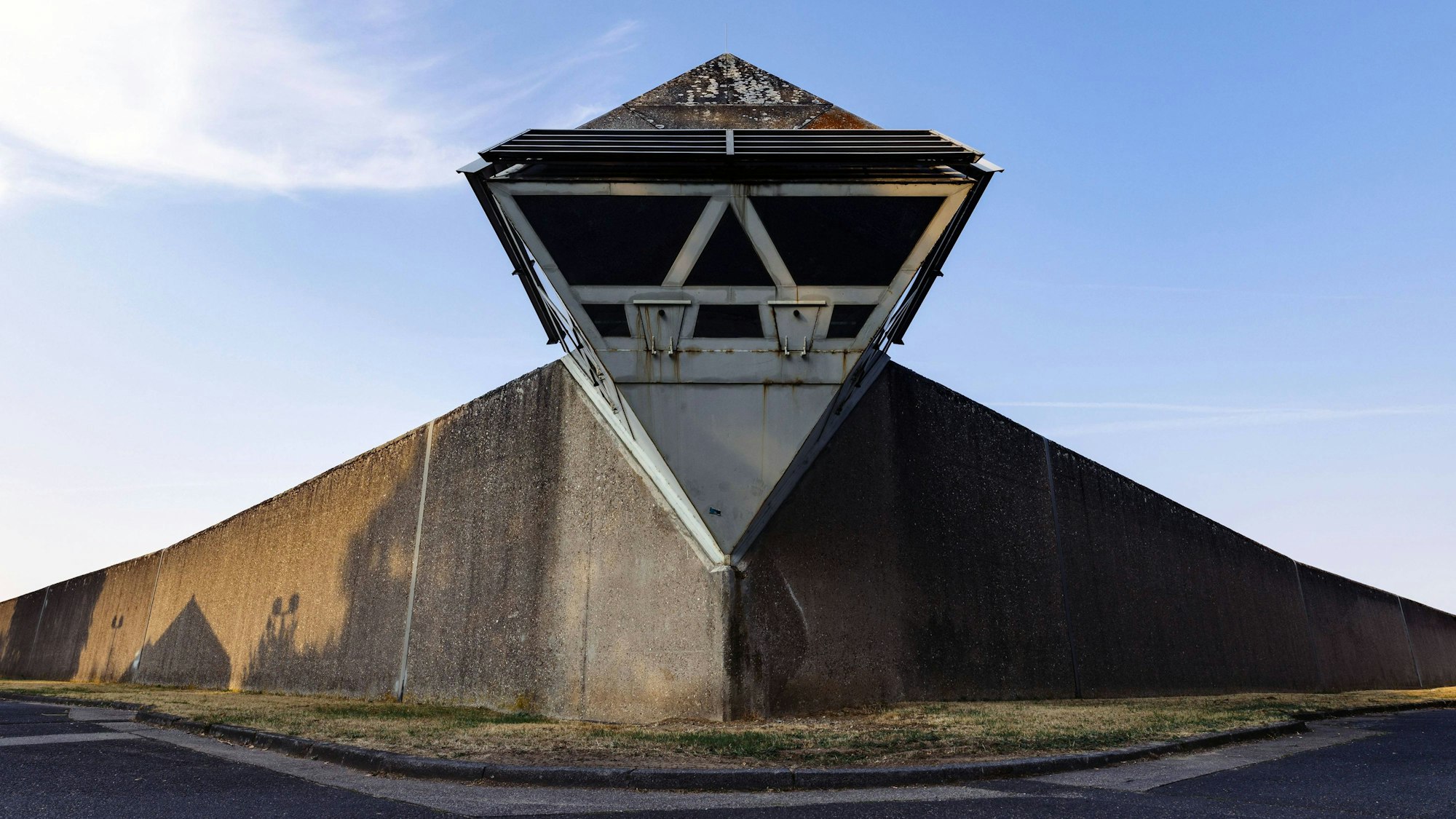 Ein Wachturm an der Justizvollzugsanstalt in Köln Ossendorf
