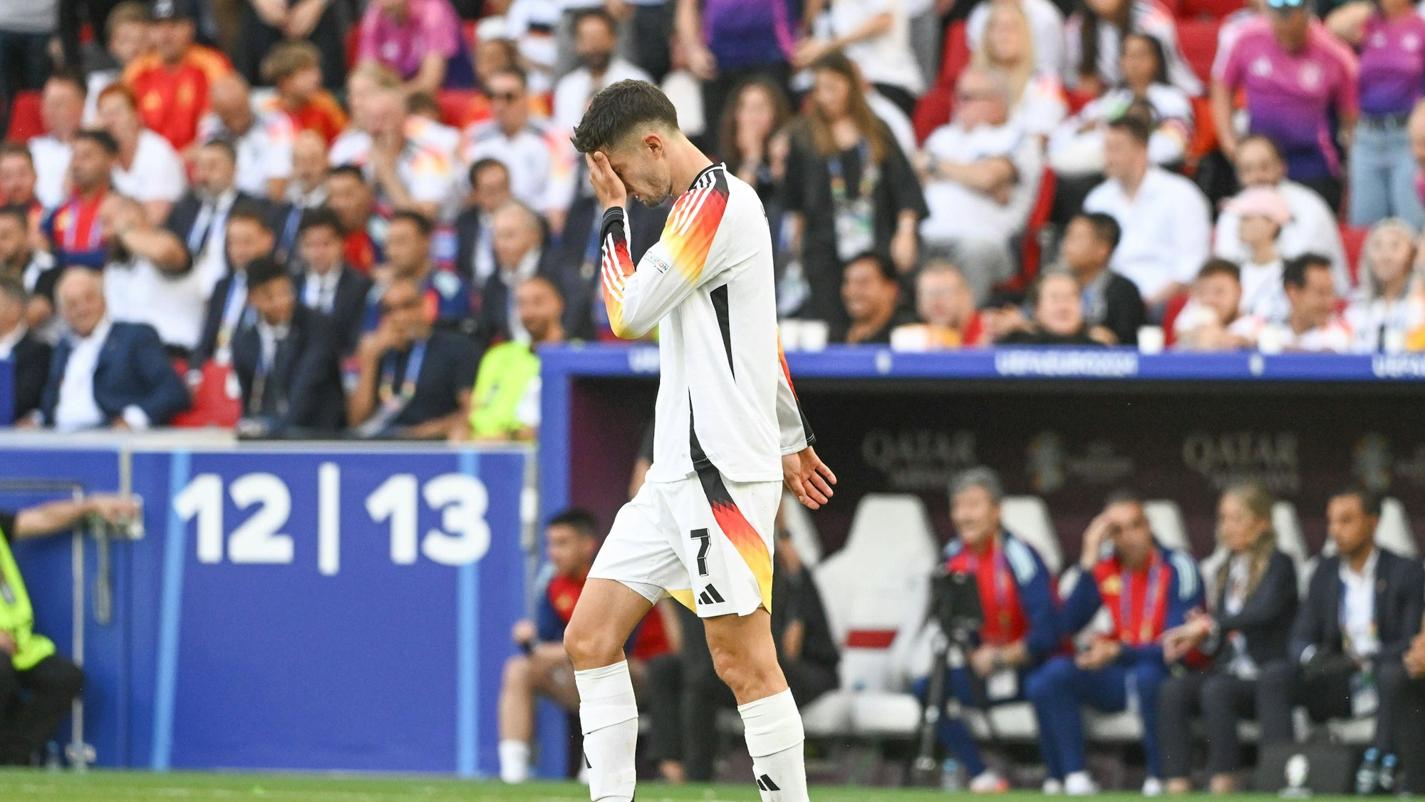 Kai Havertz schleicht enttäuscht über den Platz.