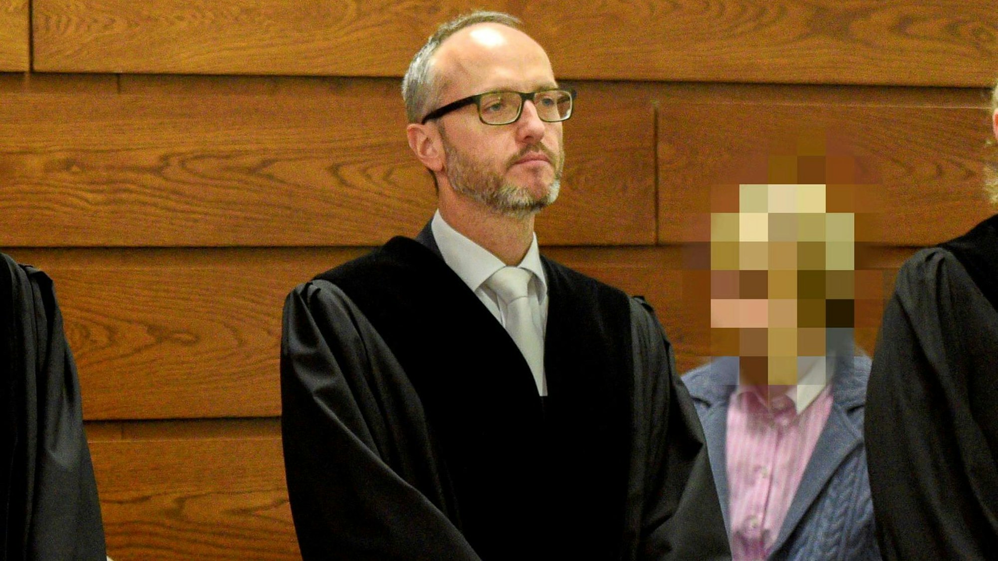 Der Vorsitzende Richter Helge Eiselt fällte am Landgericht Köln das Urteil gegen den Jugendlichen.