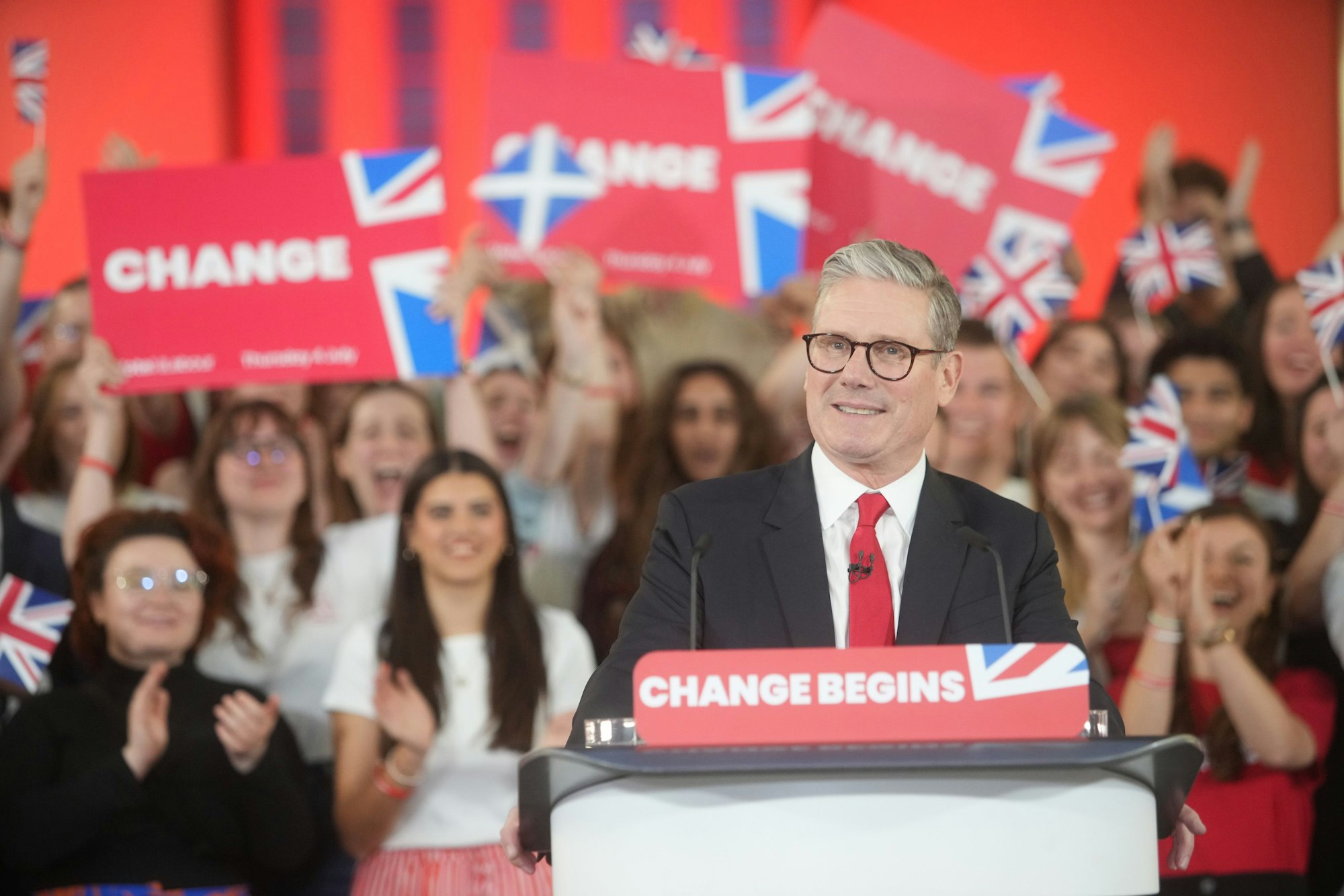 Der Vorsitzende der Labour-Partei, Sir Keir Starmer, spricht auf einer Wahlparty im Zentrum Londons zu seinen Anhängern.