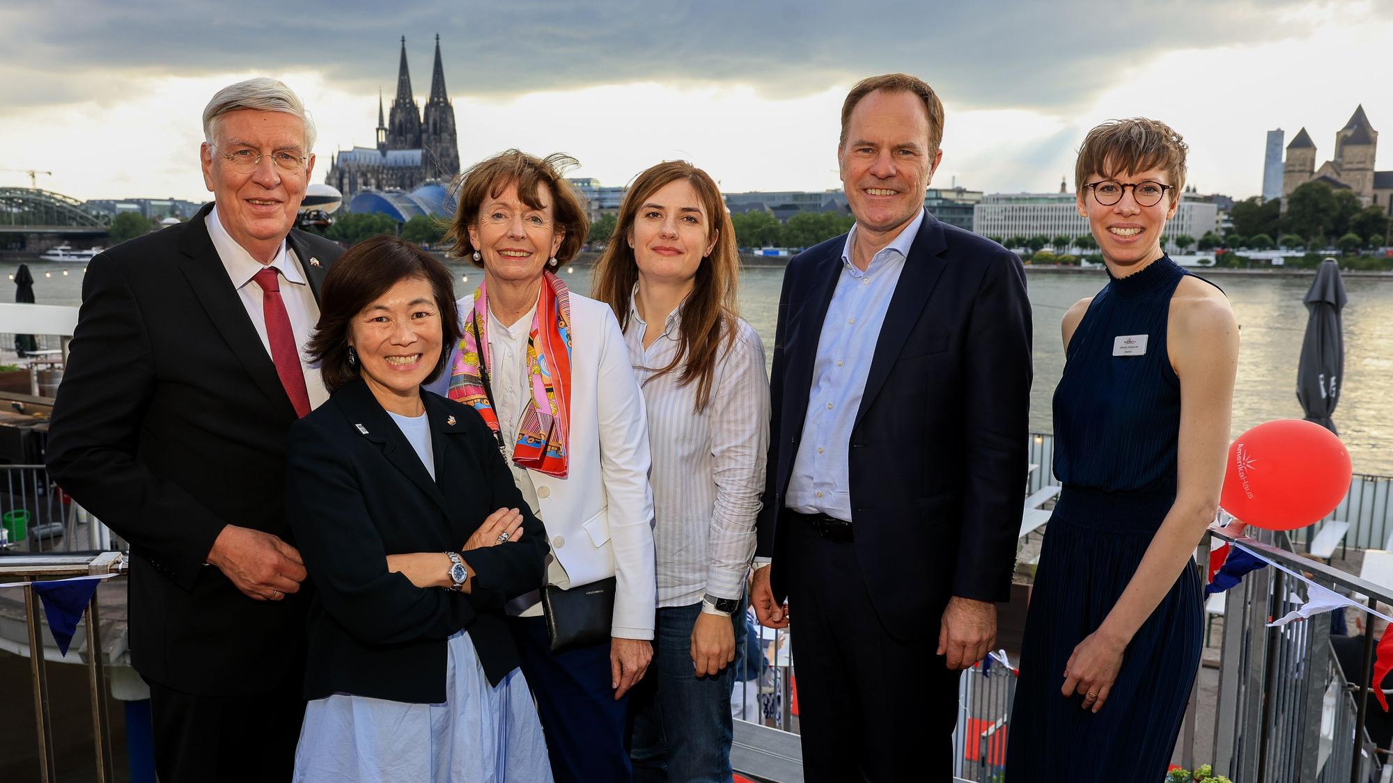 Das Amerikahaus feiert den Unabhängigkeitstag der USA: Ingo Wolf (v.l.n.r.), Pauline Kao, Henriette Reker, Iryna Shum, Stephan Keller und Leiterin des Hauses Viktoria Harbecke.