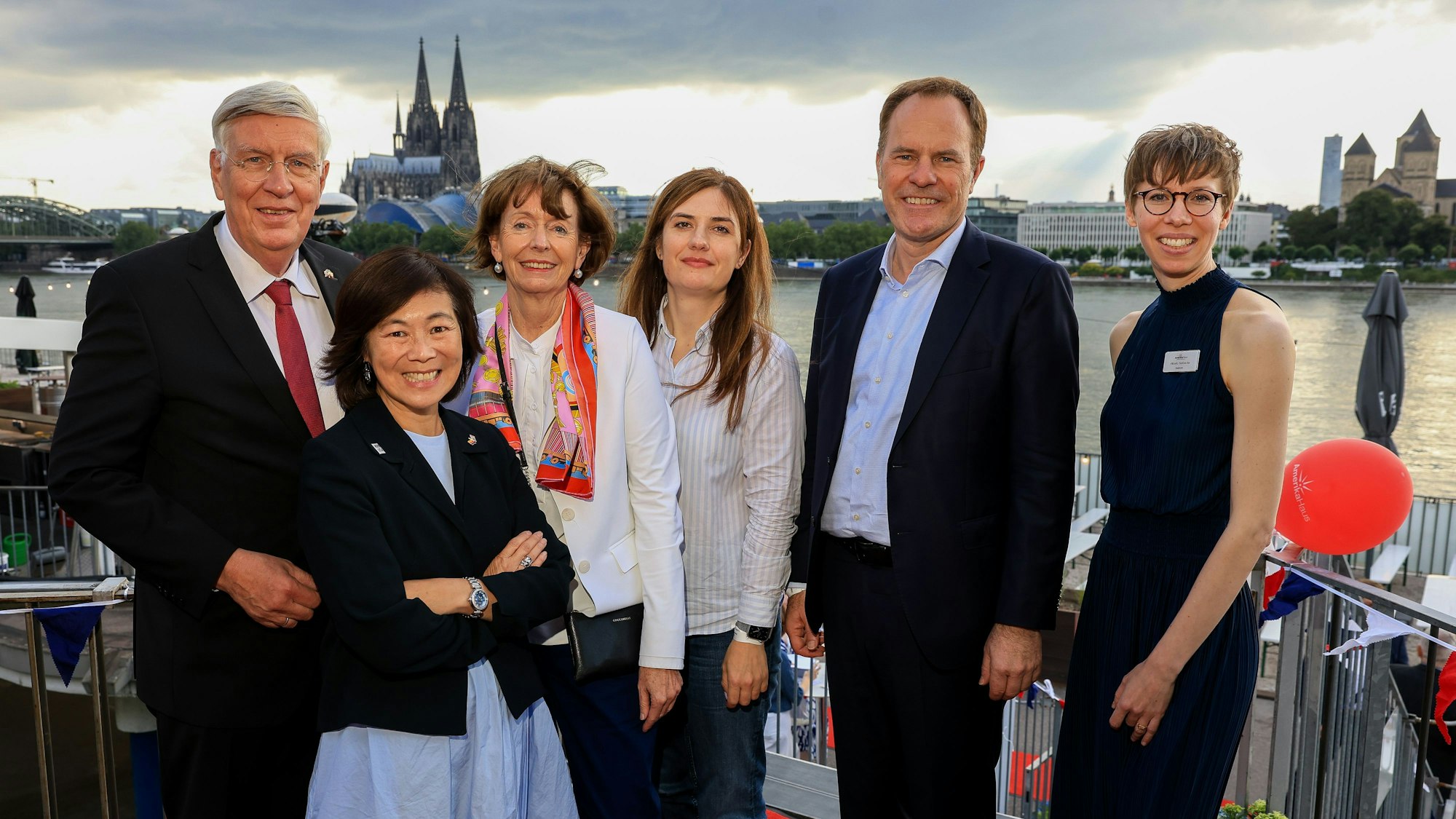 Das Amerikahaus feiert den Unabhängigkeitstag der USA: Ingo Wolf (v.l.n.r.), Pauline Kao, Henriette Reker, Iryna Shum, Stephan Keller und Leiterin des Hauses Viktoria Harbecke.